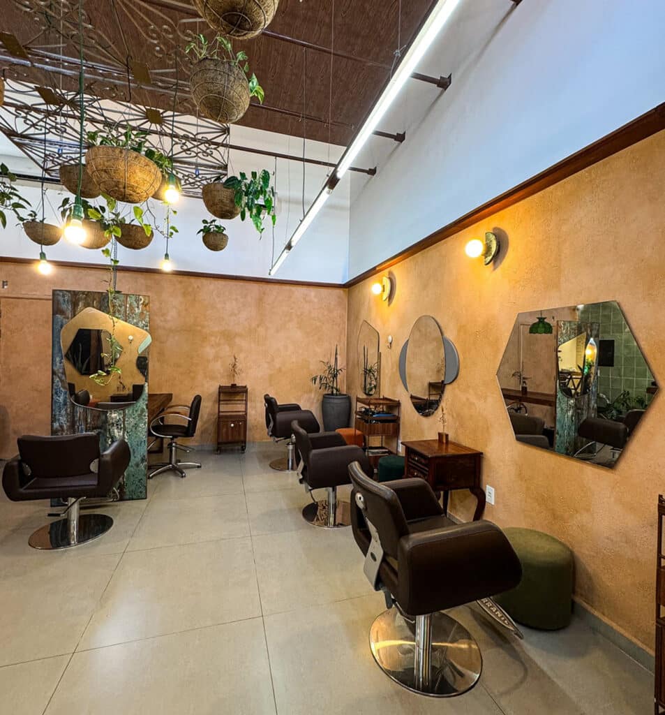 Ambiente interno do salão Turali, na Jatiúca, Maceió