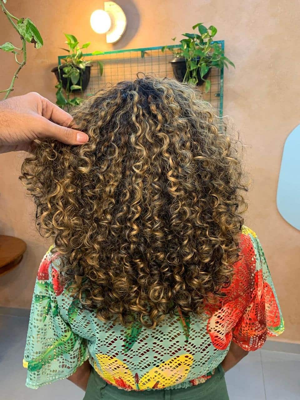 Corte e finalização de cachos no salão Turali, em Maceió