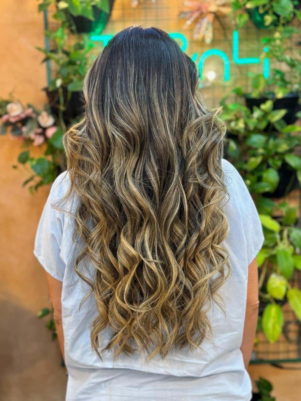 Coloração e mechas realizadas no salão Turali, em Maceió