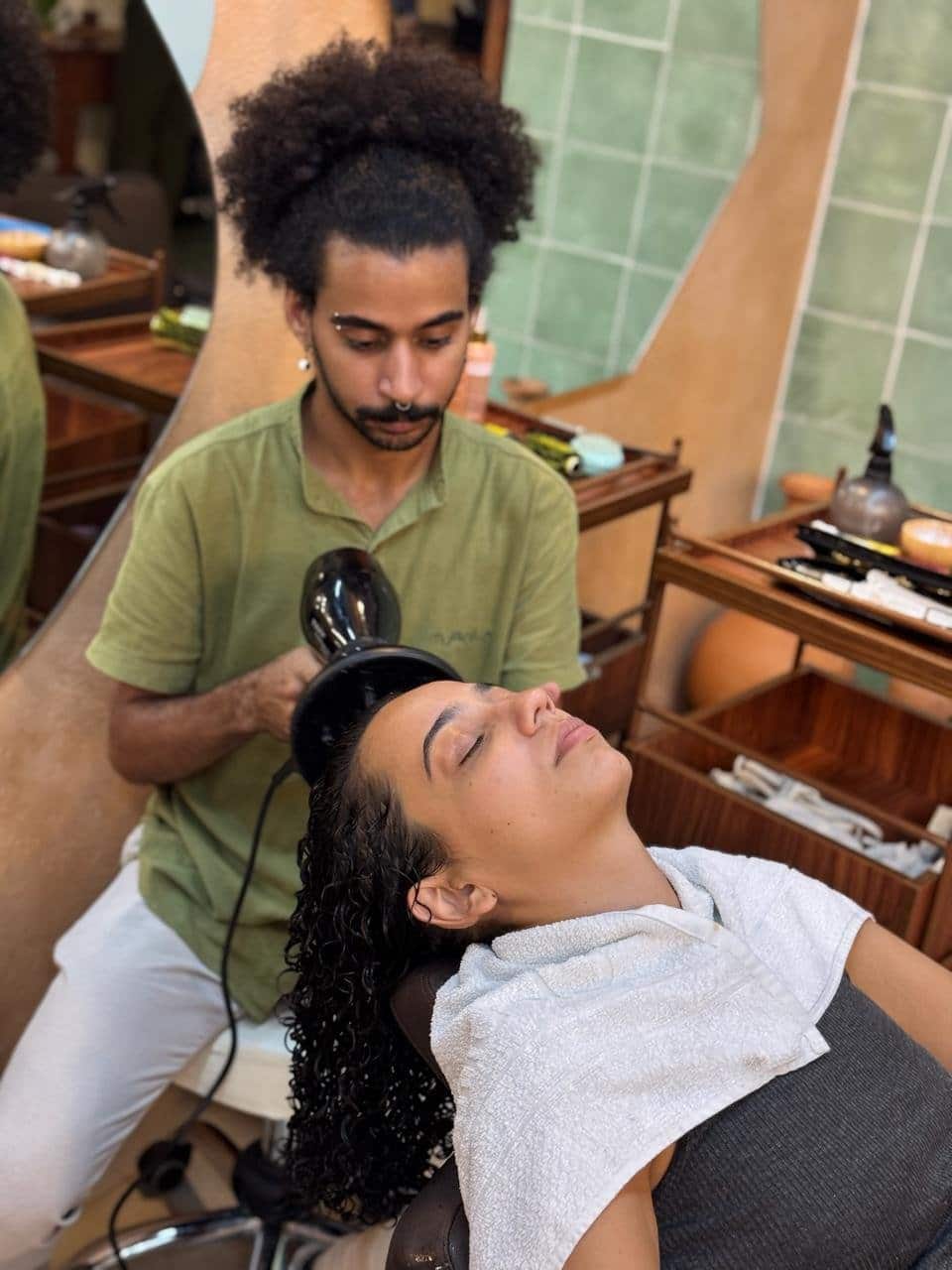 Corte e finalização de cabelo no salão Turali, em Maceió